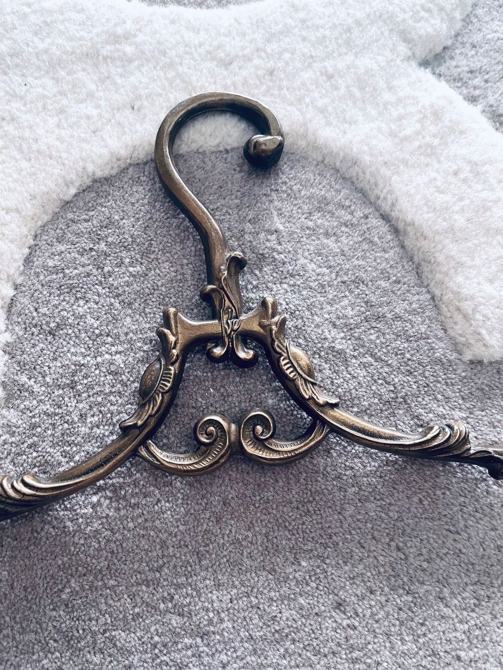 Kleiderbügel: Bronze oder Messing Kleiderbügel – Gebraucht aus Winkel von KaschmirArt 2