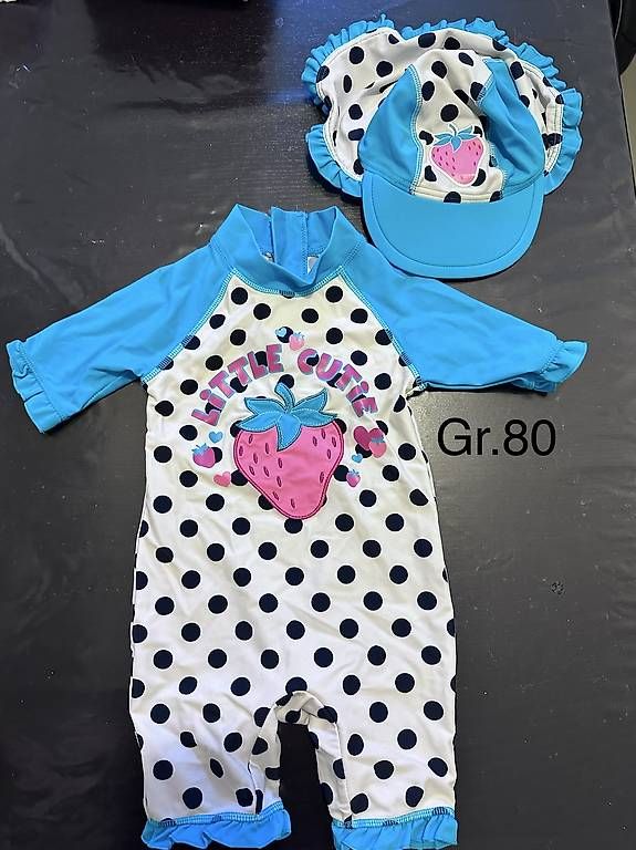 Costumi da bagno: Gr.80 Baby Badeanzug mit Kappe – Usato da Kilchberg ZH venduto da lolena