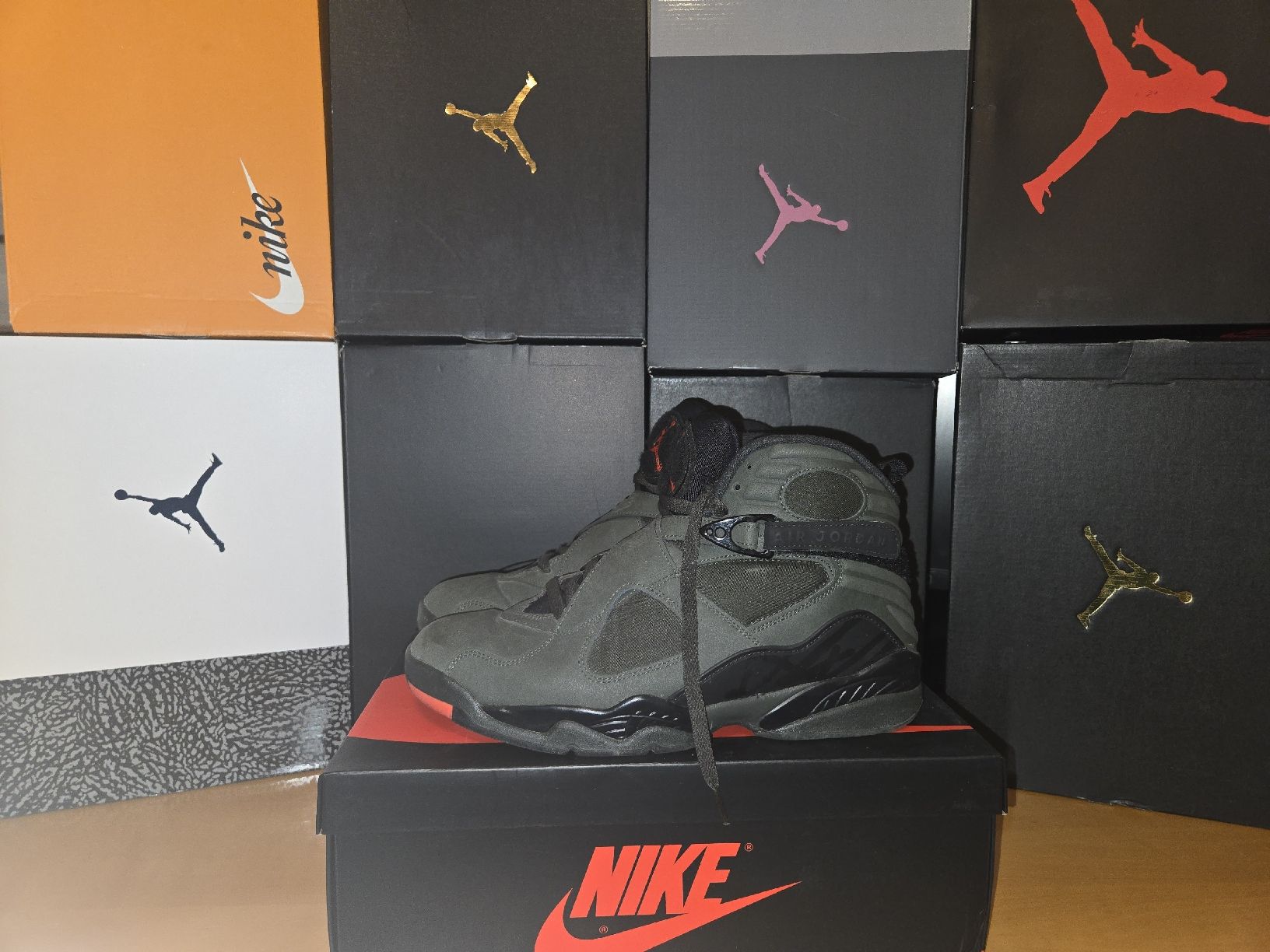 Jordan Scarpe da uomo: Jordan 8 Retro Take Flight Undefeated Gr. 44 – Usato da Winterthur venduto da SneakersLeo 2