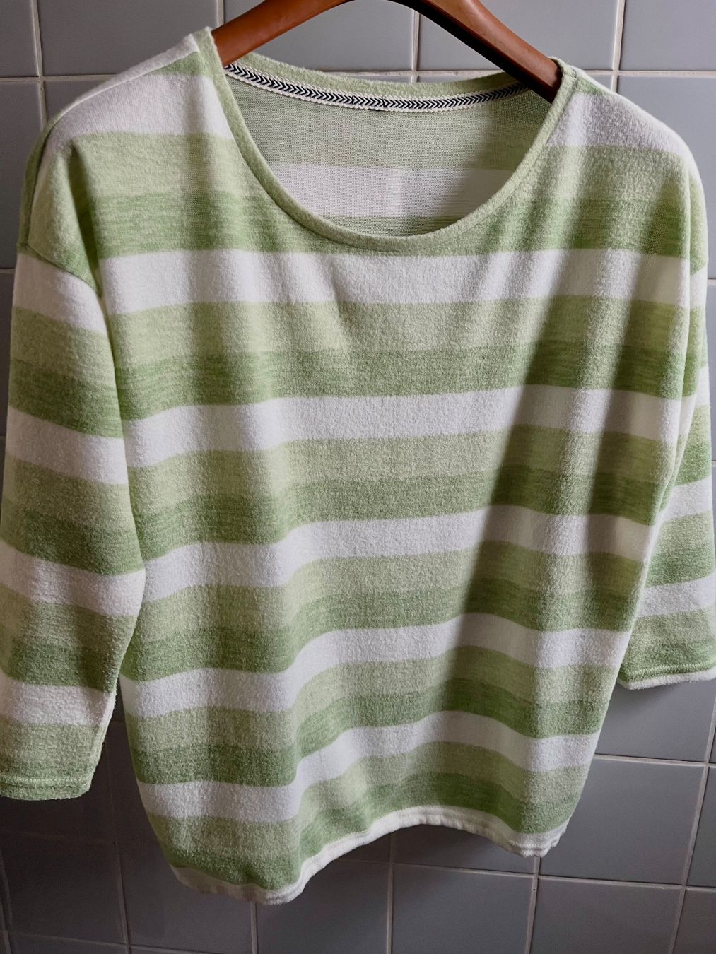 Lotti di vestiti: Set: 4 verschiedene Shirt/Pullover, gemustert, Grösse: M-L – Usato da Adliswil venduto da eri.40 5