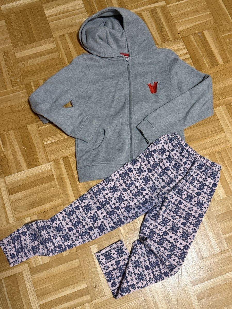 Kleiderpakete & -sets: Ensemble veste à capuche et legging gris /rode – Gebraucht aus La Chaux-de-Fonds von Sabinchenn