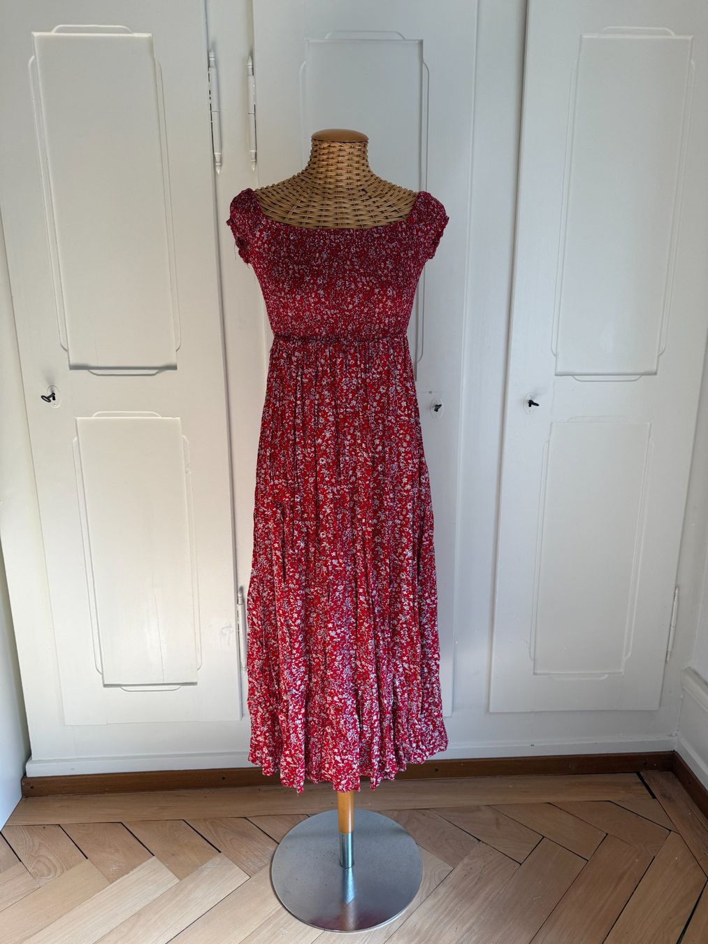 Shein Kleider: Kleid rot geblümt 34 – Gebraucht aus Zürich von Diazaio