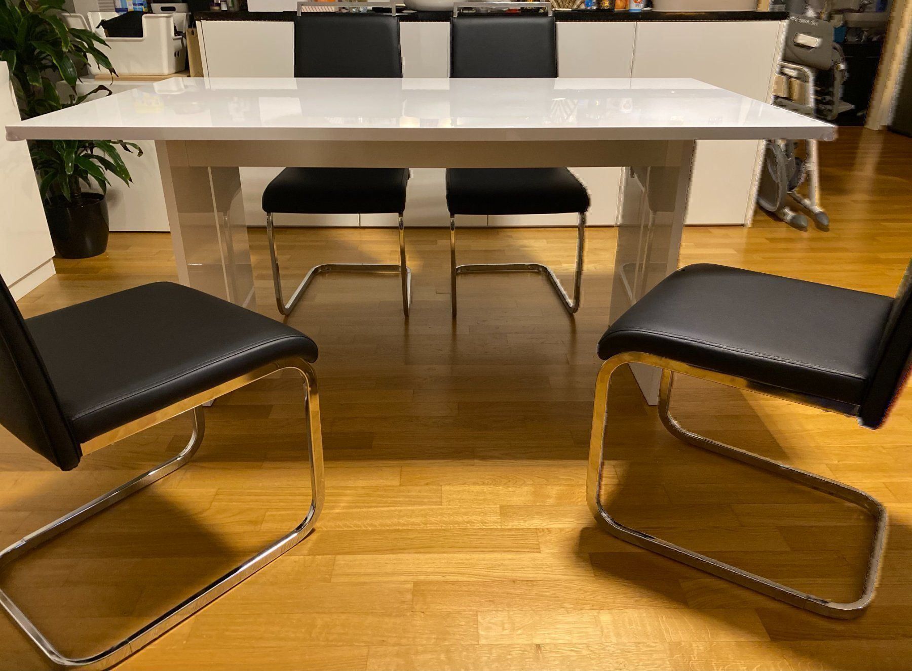 Tavoli: Ein schöner moderner Hochglanztisch – Nuovo (secondo la descrizione) da Rümlang venduto da Sabado 1