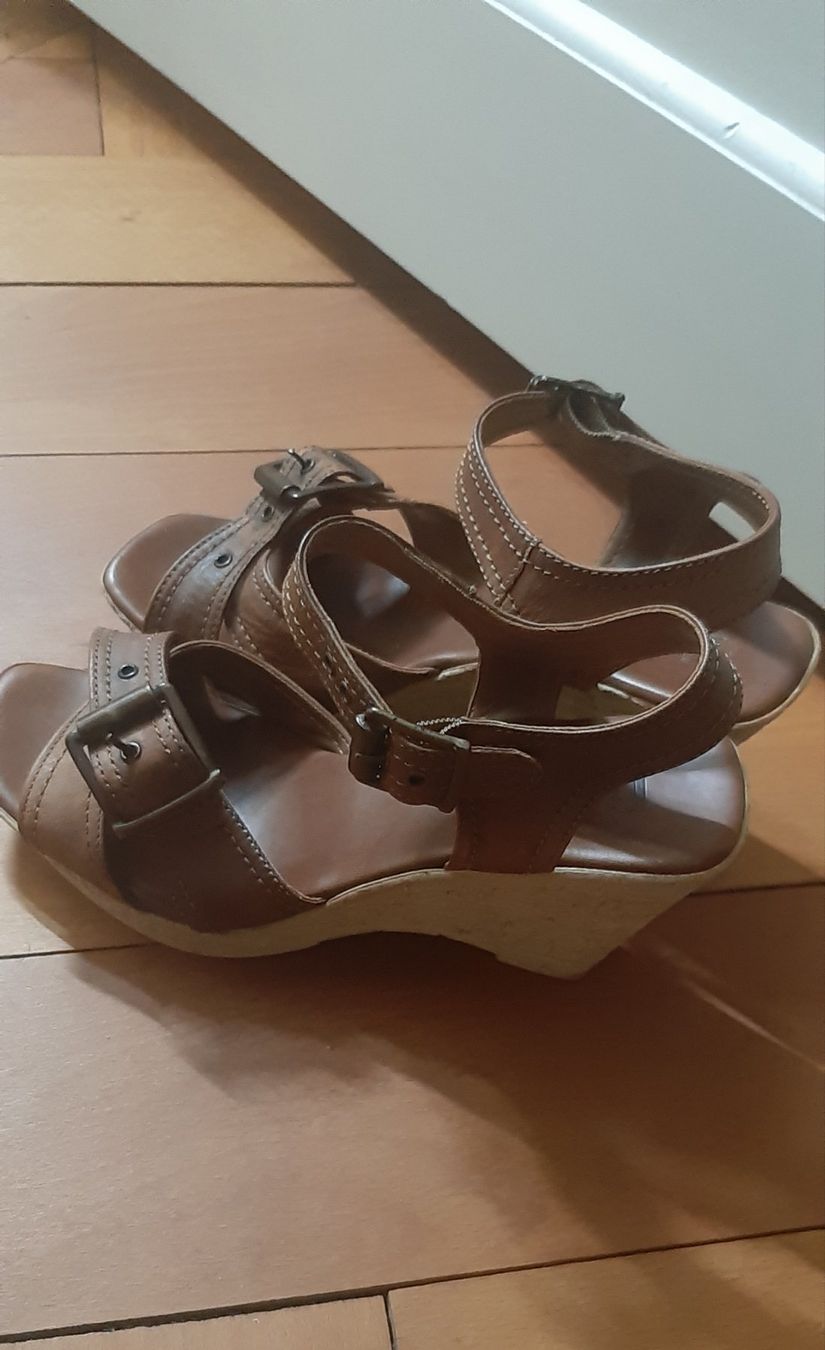 Damenschuhe: Braune Sandalen mit Keilabsatz, Gr. 37 – Neu und originalverpackt aus Zürich von Venecia25 3