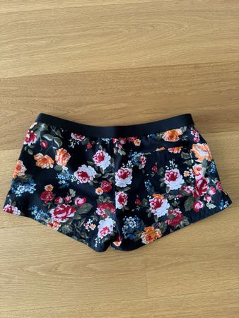 Bade- Shorts mit Blumenmuster, Grösse 38