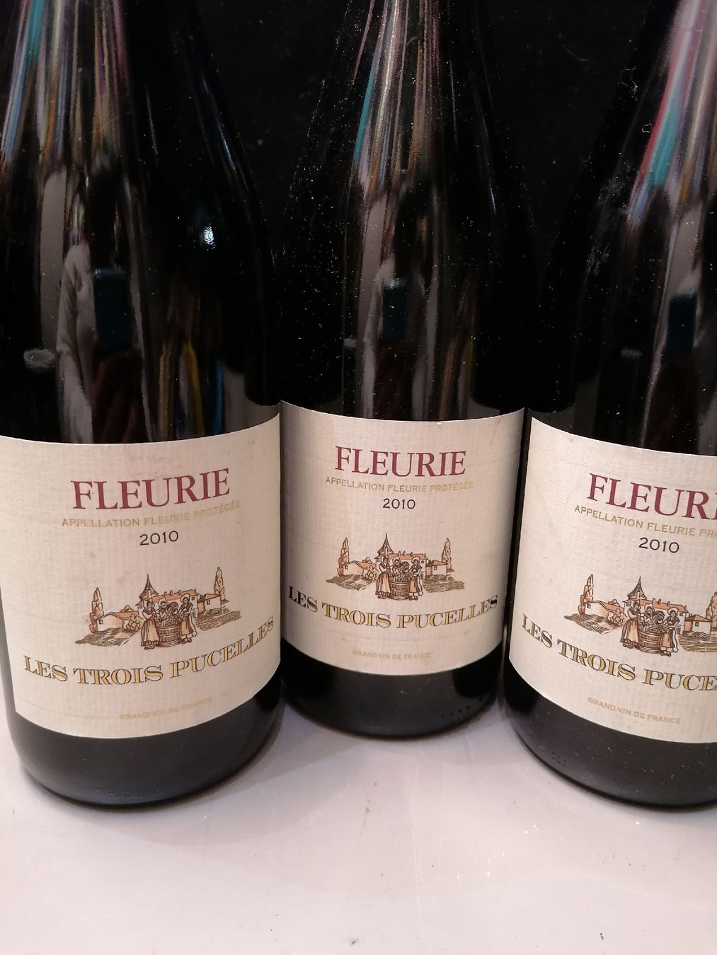 Vino: 3 x Fleurie "Les Trois Pucelles" 2010 AOC – Nuovo (secondo la descrizione) da Genève venduto da Leboucheoreilles 1