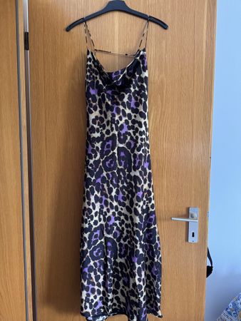 Vestito midi satinato motivo animalier viola e nero