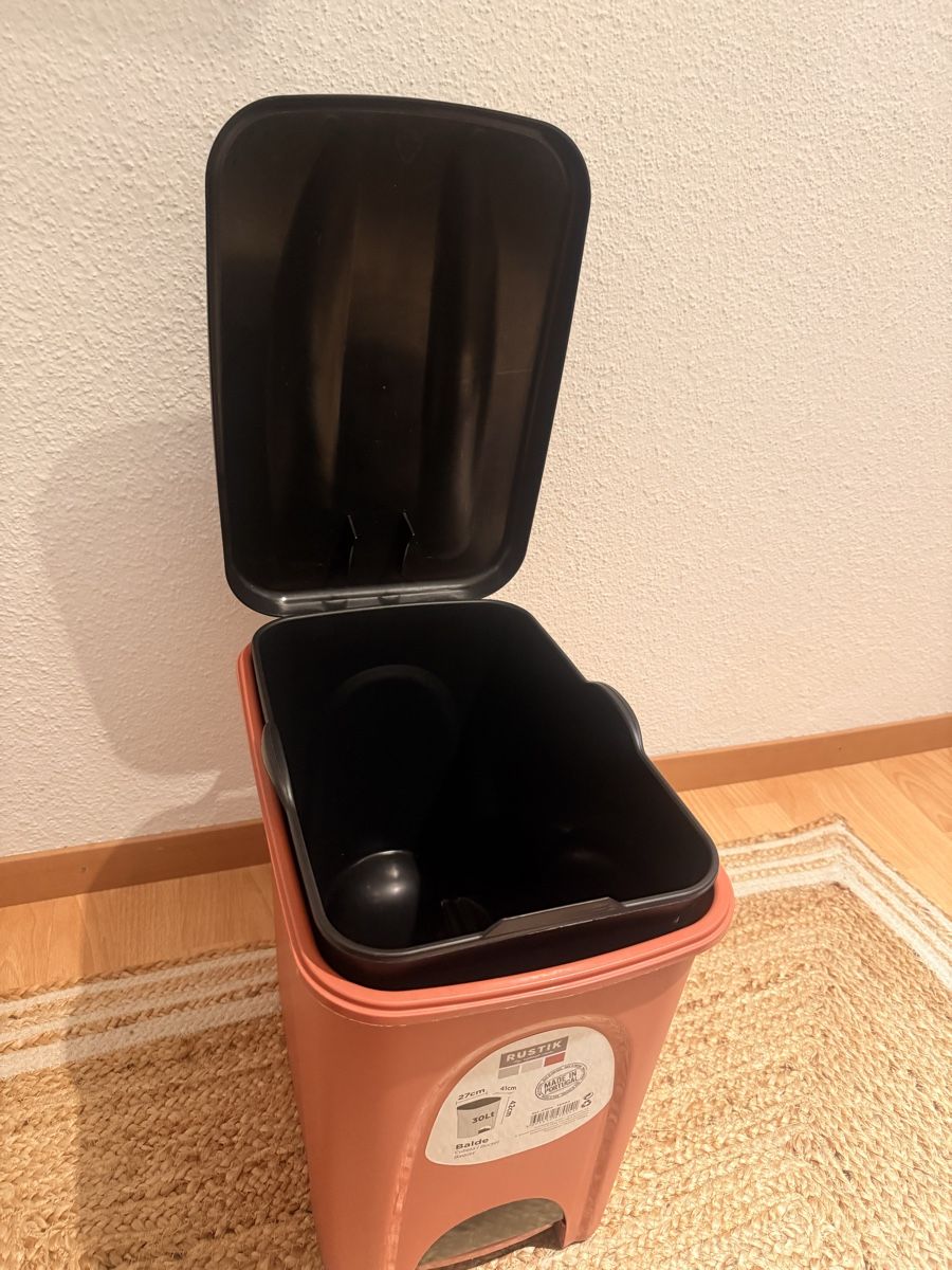 Cestini per rifiuti: Rustik Treteimer, 30L, Orange/Schwarz, Top Zustand! – Usato da Chur venduto da Pedro.Giesteira 7