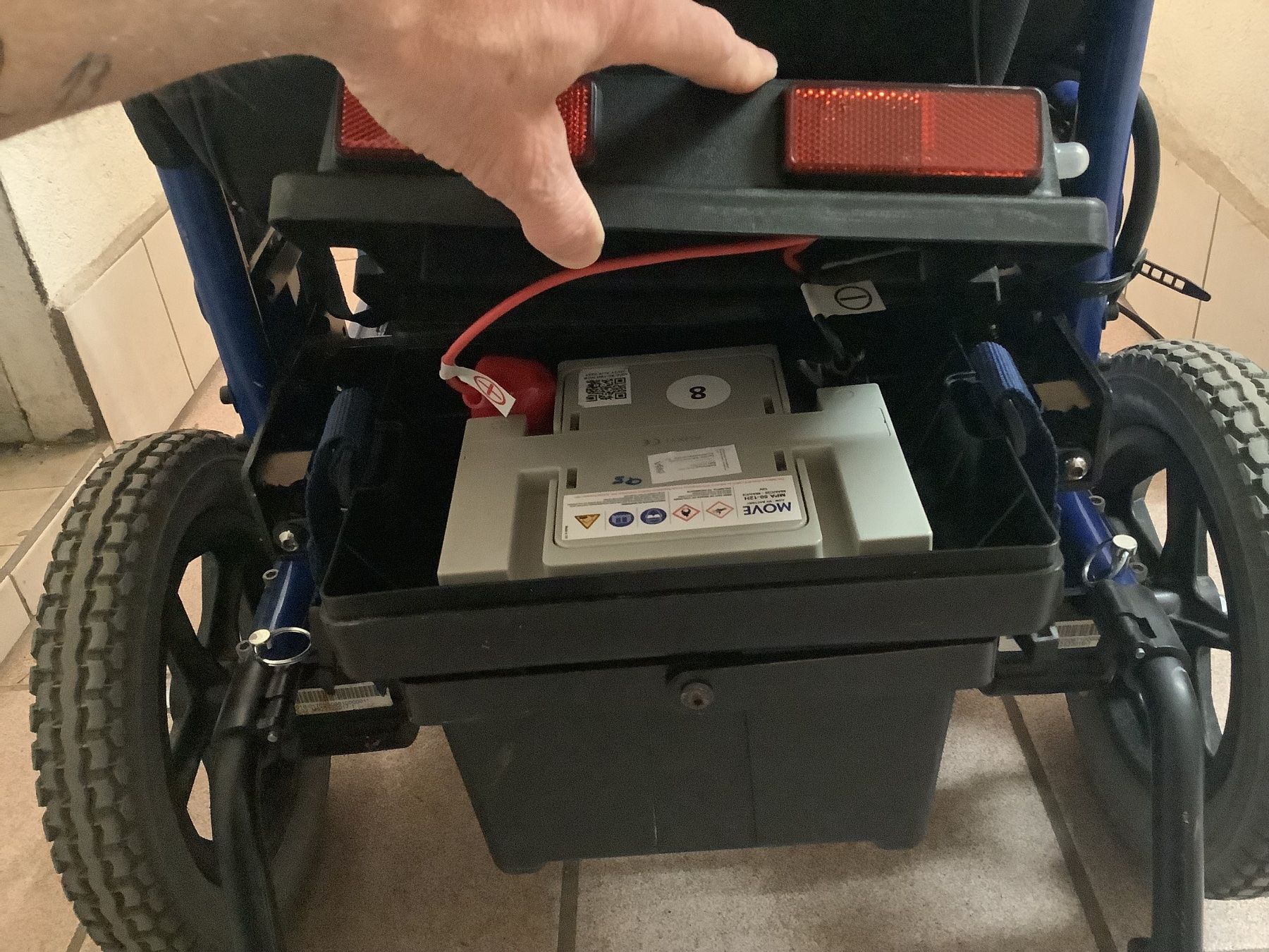 Sedie a rotelle: Elektro-Rollstuhl COBRA 320 – Usato da Bern venduto da pdm77 5