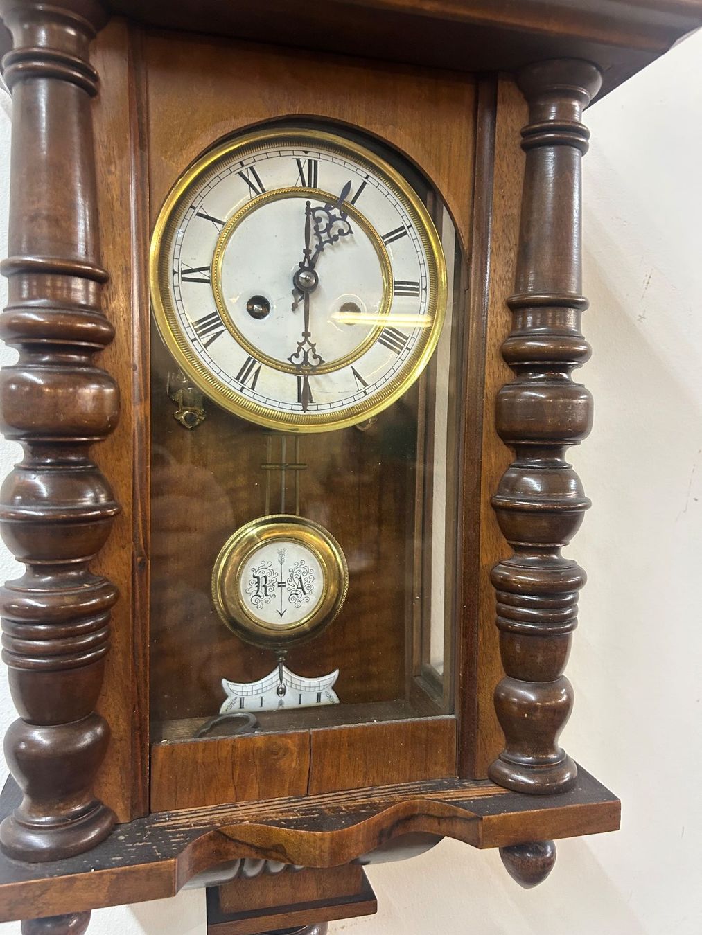 Junghans Orologi da terra & Orologi da parete: antiker Regulator aus Nussbaum vermutlich Junghans 1900 – Usato da Zürich venduto da Levelart 2