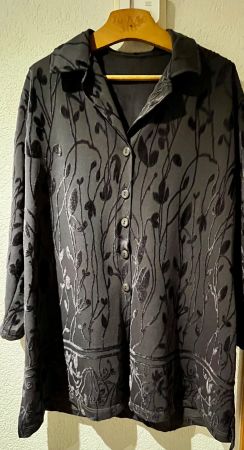 Damenbluse dunkelblau mit Blumenmuster Samtoptik