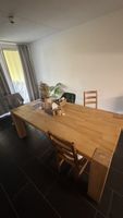 Grosser Holztisch