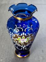 Blaue Glasvase mit Goldrand & floraler Handmalerei – Vintage