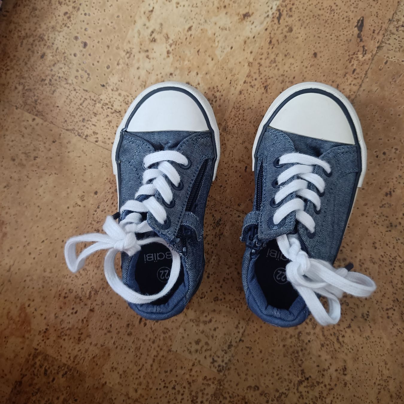 Scarpe per ragazzi: Sneaker Grösse 22 – Usato da Jaberg venduto da urig17.