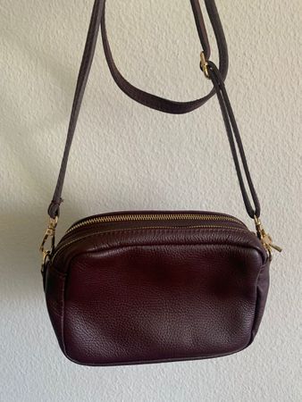 Dunkelrote Tasche mit goldenen Details