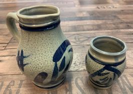 Kleiner Weinkrug mit Becher