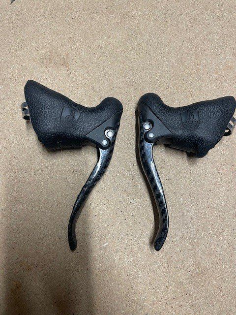 Campagnolo Pezzi di ricambio: A vendre paire de levier Campagnolo Record Carbone – Nuovo e nell'imballaggio originale da Aigle venduto da rou_v75x 1