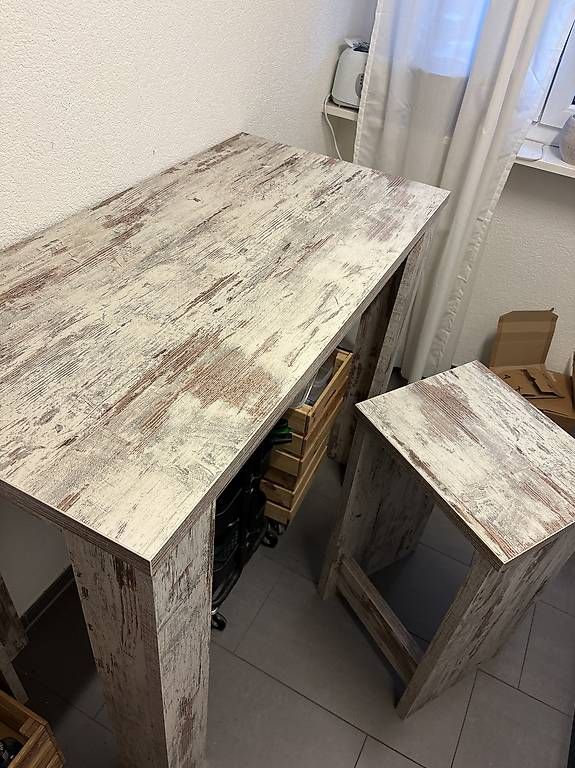 Tables: Tisch mit zwei Hocker – D'occasion à Bern par nicolestrebel