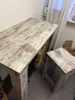 Tisch mit zwei Hocker