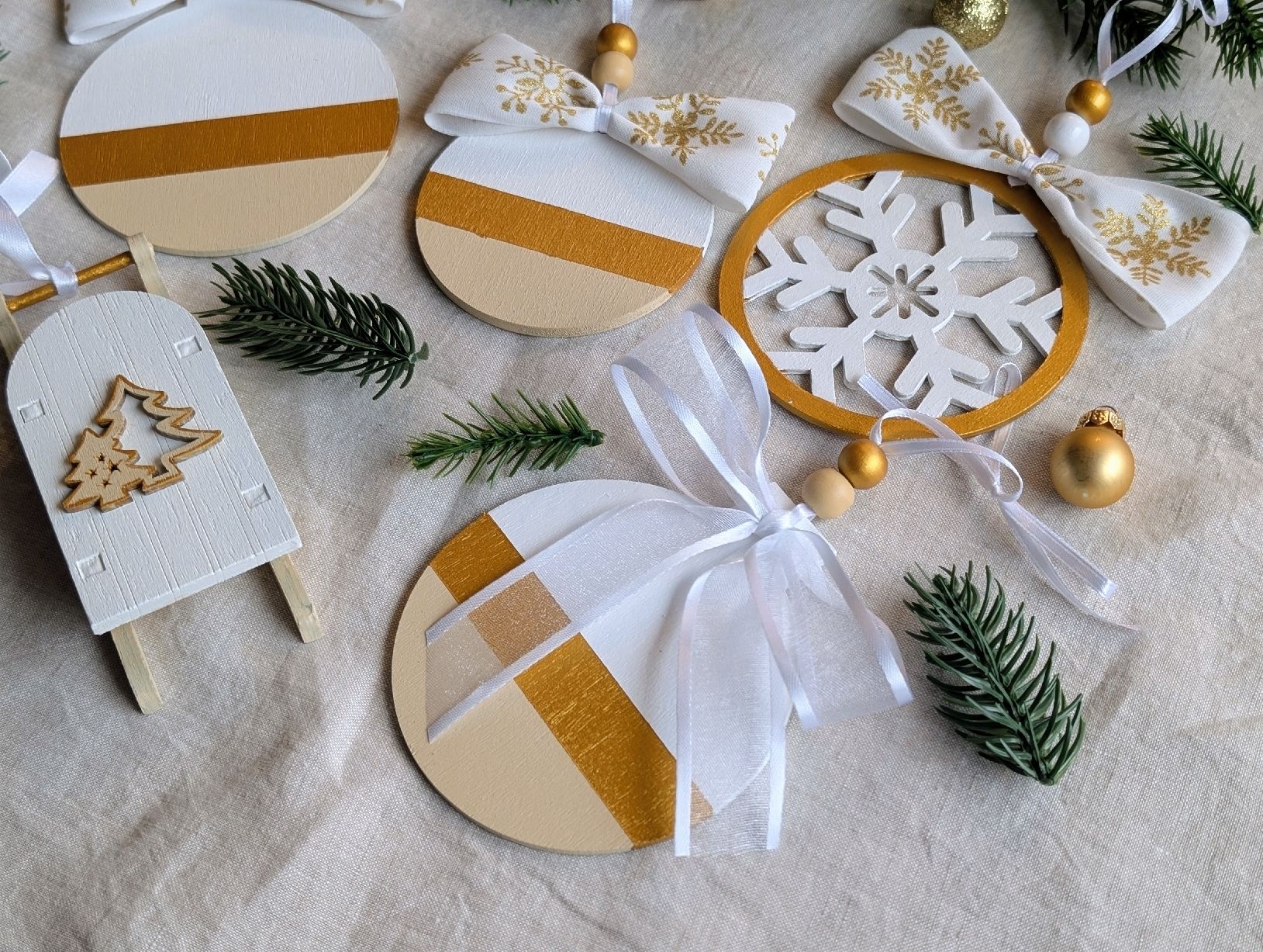 Tutte le decorazioni: Hand Painted Christmas Ornaments Set, White Gold Tree Decor – Nuovo e nell'imballaggio originale da Winterthur venduto da LaVieColor 6
