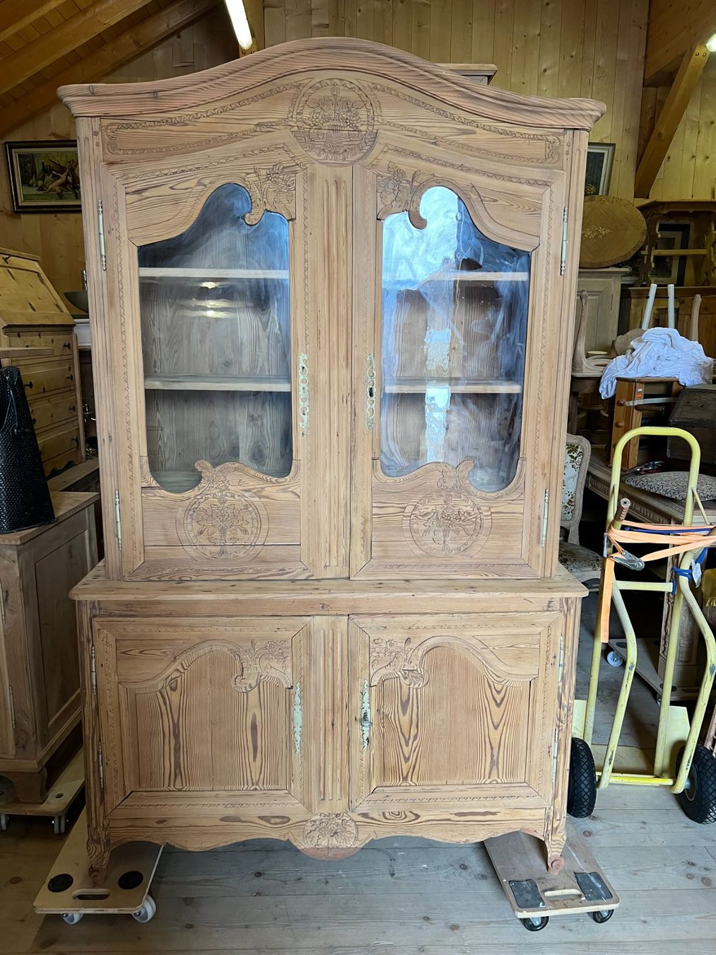 Buffets: ART 1025-G Buffet vitrine sapin sablé – D'occasion à Pont-La-Ville par BCMGLEAL