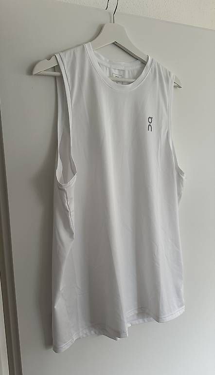 On T-shirt: Core Tank on – Usato da Zürich venduto da gre_z8gh 1