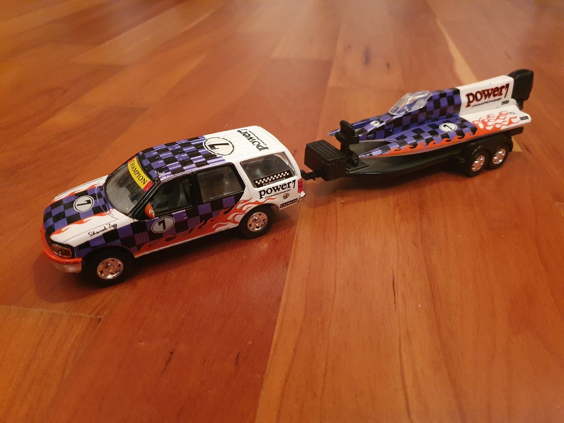 Ford Modellini d'auto: Ford Expedition mit Boot – Usato da Triesen venduto da platzproblem1