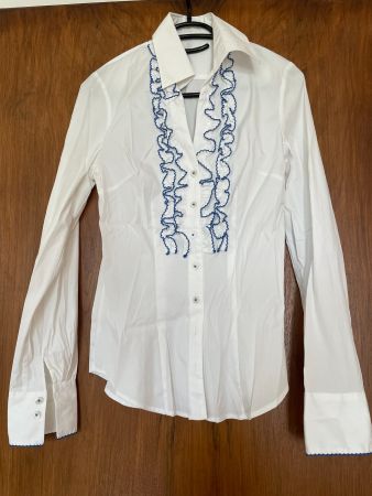 Stassny Bluse weiss mit blau umrandeten Rüschen Gr. S