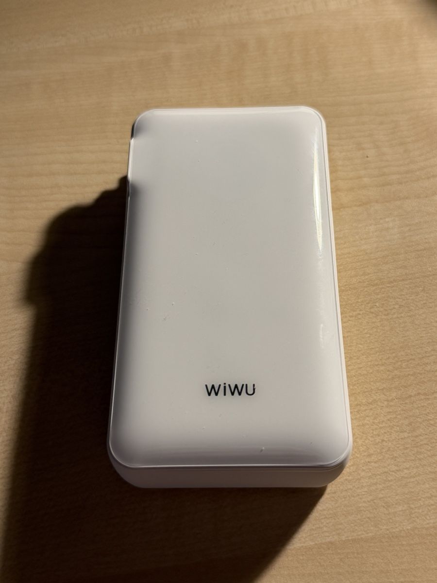Caricatori & Batterie: WiWU Powerbank 6000mAh mit AC-Stecker – Nuovo (secondo la descrizione) da Zürich venduto da alp_wdr8