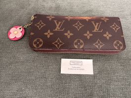 Louis Vuitton Geldbörse Monogram Canvas mit Blumen Anhänger