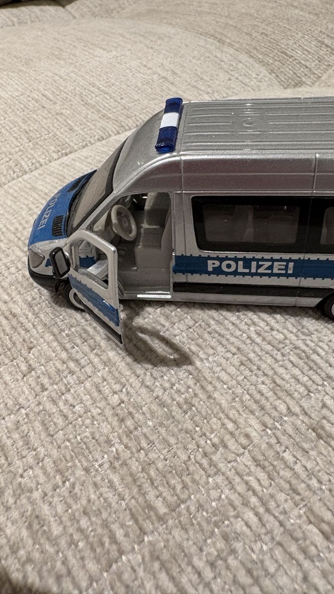 Mercedes-Benz Modellini d'auto: Mercedes Sprinter Polizei Modellauto silber – Usato da Zürich venduto da alivasalli 3