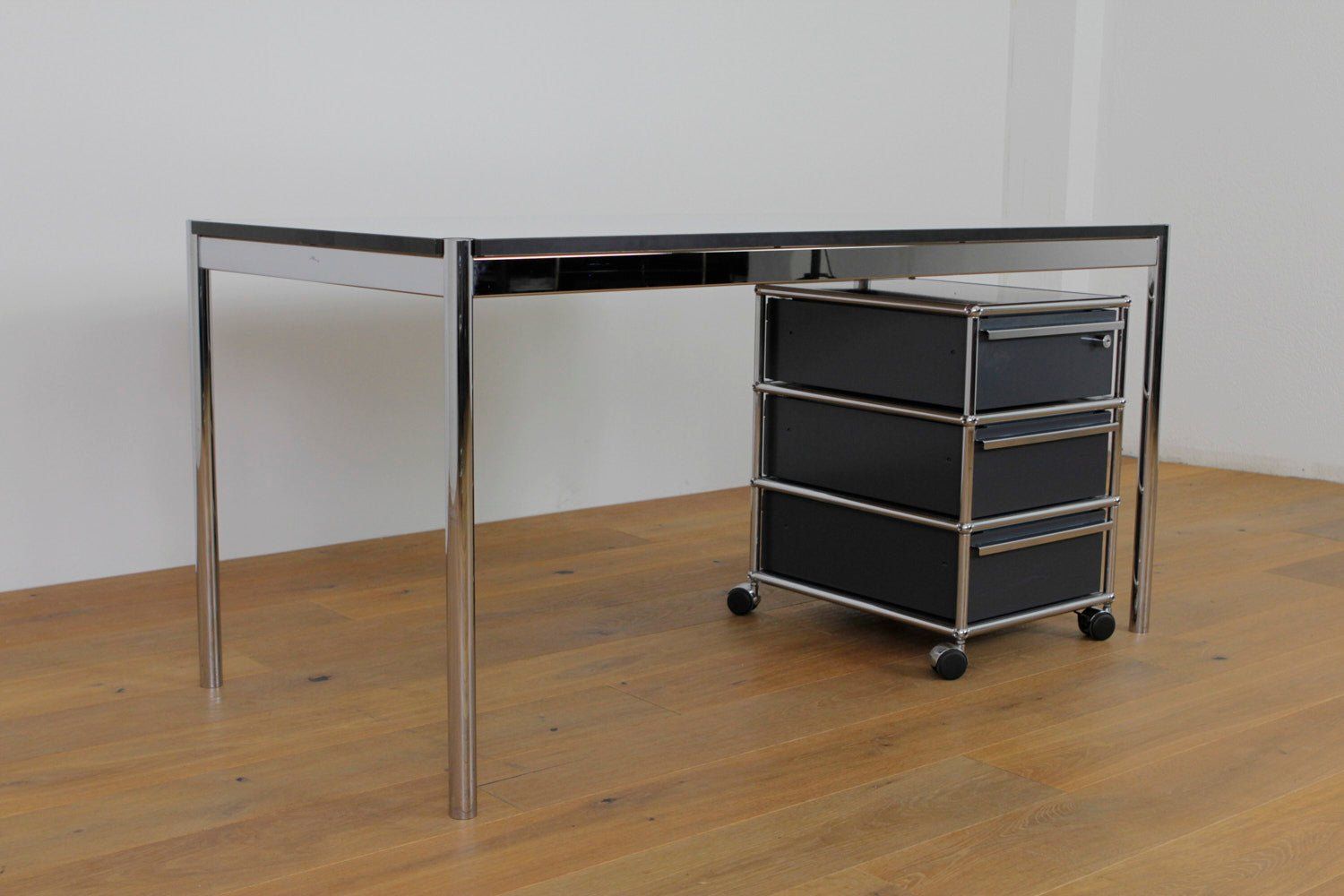 USM Scrivanie: USM Haller Paket Arbeitsplatz: Tisch & Korpus – Usato da Affoltern am Albis venduto da ModulaireAG 3