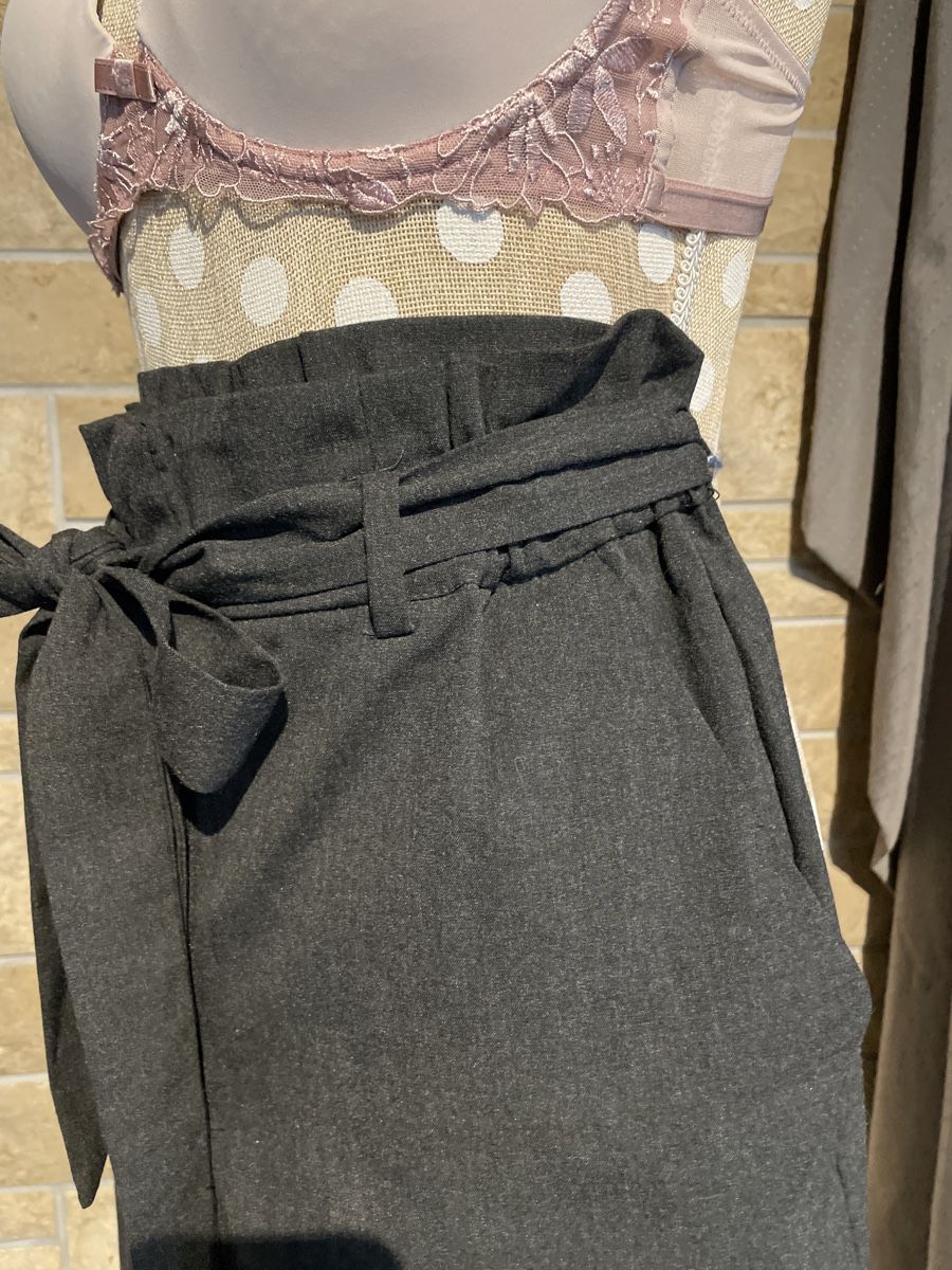H&M Lotti di vestiti: Kleiderpacket SommerBluse Blumenmuster Gr.M schickeHose Gr38 – Usato da Henggart venduto da Engelsi 8