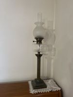 Antike Petroleumlampe Messing Säulenfuss Glasschirm