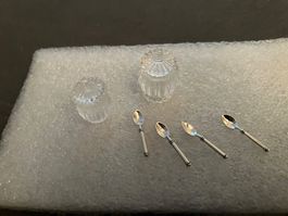 2 Miniatur Aufbewahrungsgläser mit Löffeln, Puppenküche