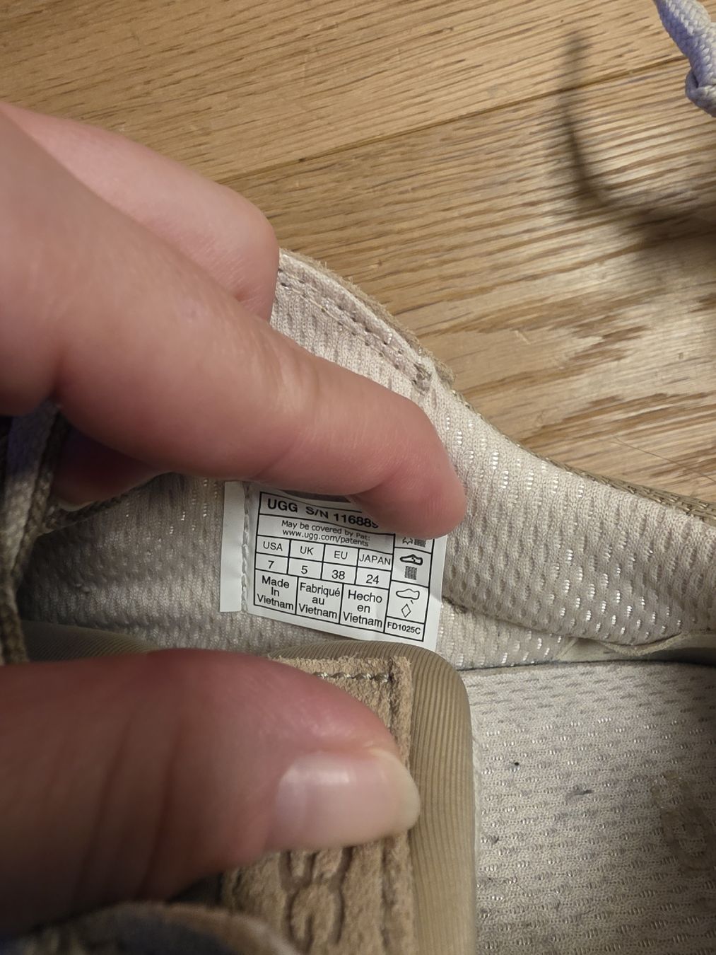 Ugg Scarpe da donna: UGG's beige neuwertig, Gr. 38 – Usato da Oberhasli venduto da Fabilan 4