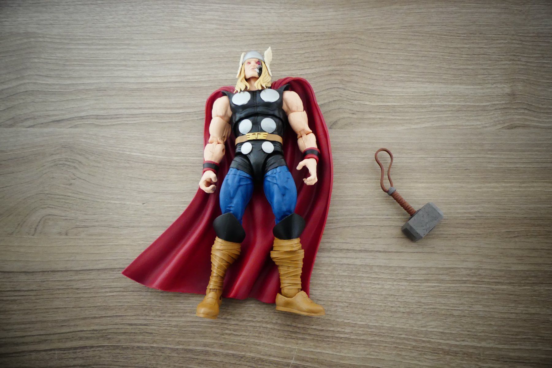 Statuette: Hasbro Marvel Legends Thor Ragnarok 6" Figur mit Hammer – Usato da Bassersdorf venduto da retrolab