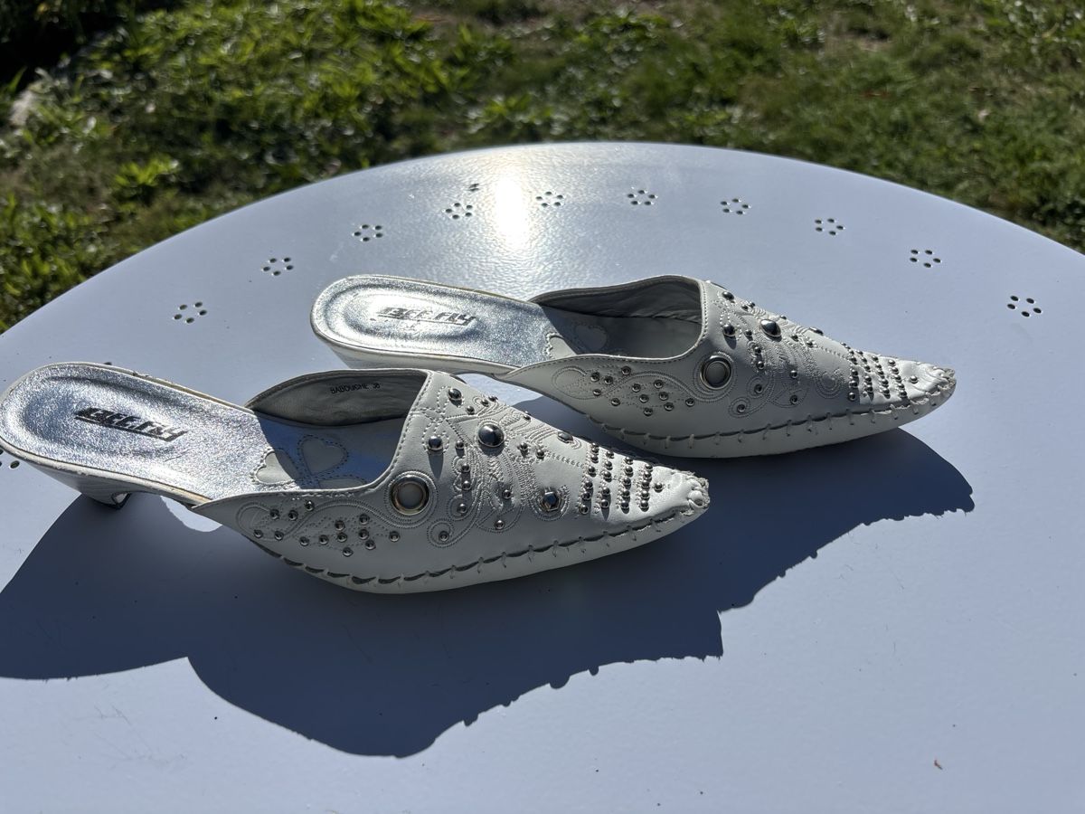 Scarpe da donna: Mules Bee Fly blanches avec clous pointure 38  – Usato da Bionnens venduto da raq_yx29 1