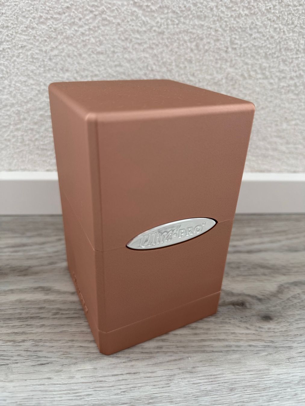 Magic The Gathering Carte collezionabili: Ultra Pro Satin Tower Deck Box - Rosé – Usato da Weinfelden venduto da Yenaris