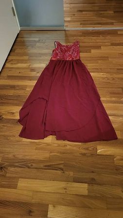 Wunderschönes, festliches Damenkleid in bordeauxrot