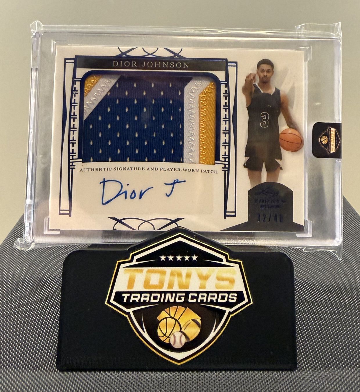 Sammelbilder & Trading cards: 2023 Leaf Trinity Dior Johnson Game Worn Memorab. Auto 32/40 – Neu und originalverpackt aus Bern von fontanastico