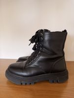 Schnürstiefel Damen schwarz mit Reissverschluss getragen