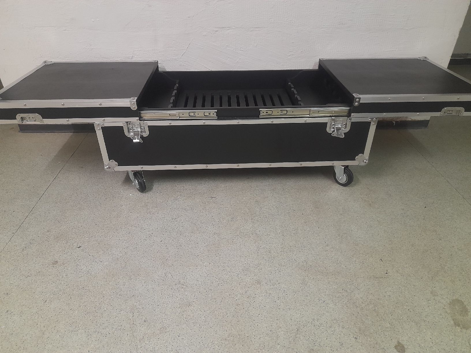 Maisons du monde Tavoli: Flightcase Design Couchtisch – Usato da Glattbrugg venduto da B_B 4