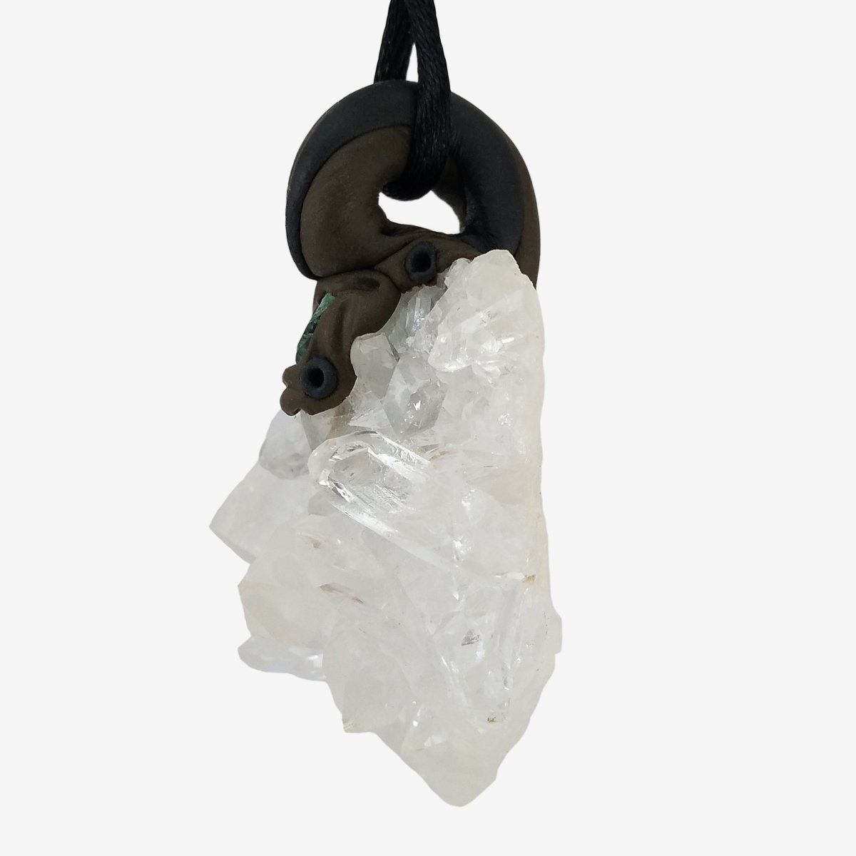 Mineralien & Heilsteine: Bergkristall Cluster mit Apatit als Steinanhänger – Neu und originalverpackt aus Meilen von Kaleidoskopia 2