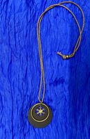 Kette mit Holz Anhänger und Schneekristall goldfarben