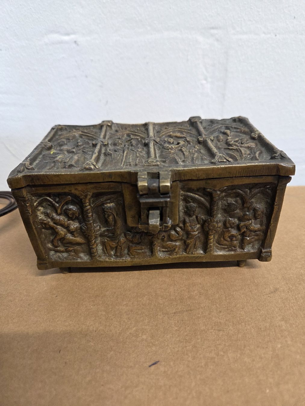Barattoli: Antike Schmuckschatulle aus Bronze mit Relief – Usato da Dietikon venduto da Allegra34