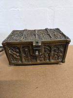 Antike Schmuckschatulle aus Bronze mit Relief