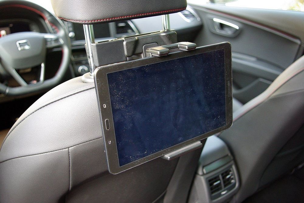 Kopfstützenhalterung für Tablets im Auto