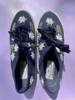 Dunkelblaue Sneaker mit Edelweißstickerei
