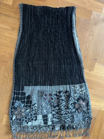 WOLLSCHAL, festlich mit Stickerei in schwarz